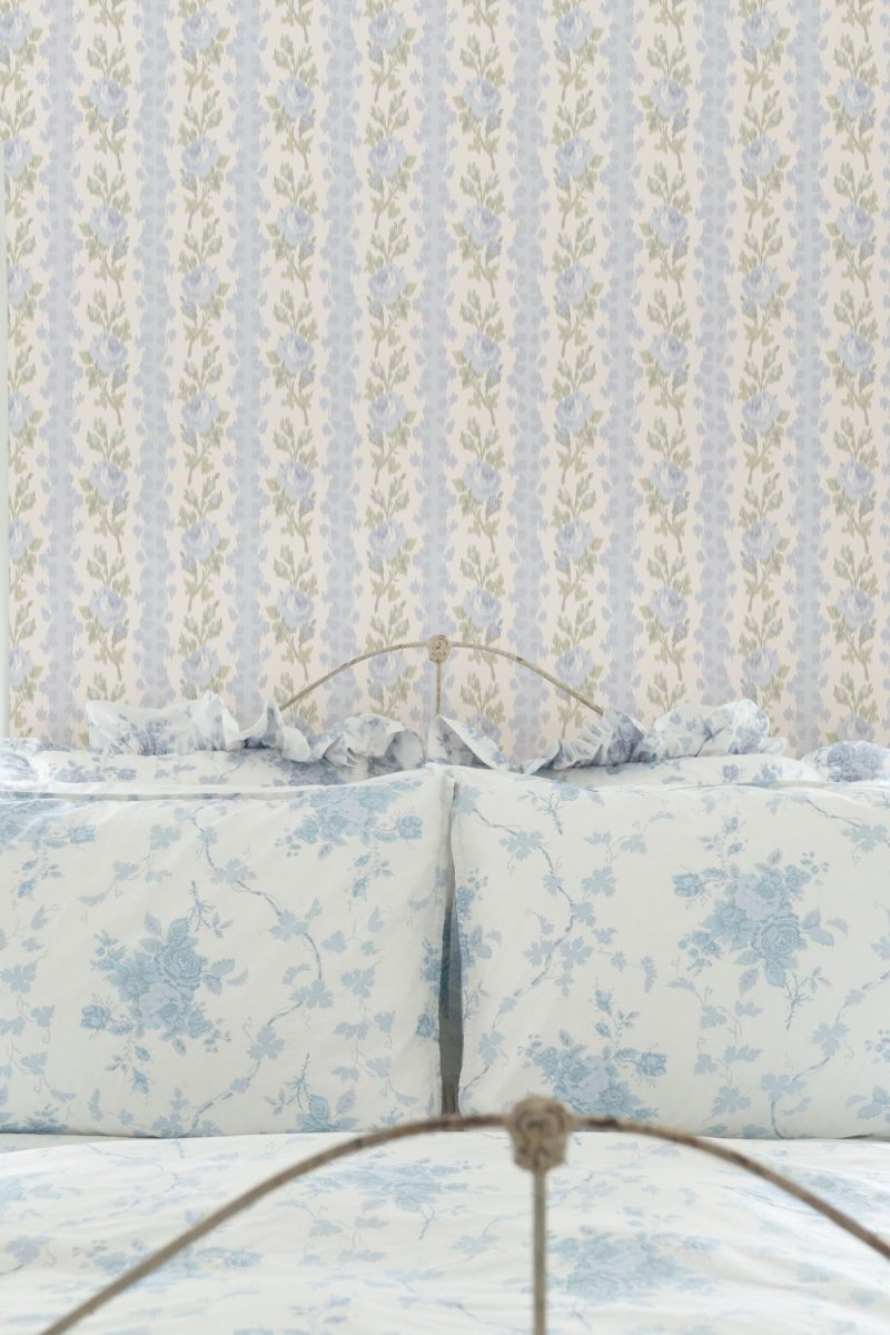 AST4171 BLOOMING HERLOOMWALLPAPER BLUE ROMANCE 04 c1ad7909 4c26 4e31 a5f7 66703df4e234