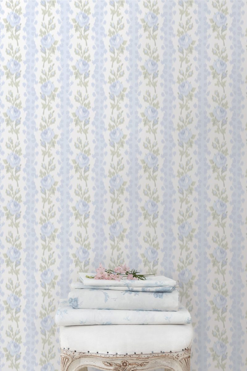 AST4171 blue romance BLOOMING HERLOOMWALLPAPER BLUE ROMANCE 01 e50d23cf 957e 4cd9 bd46 febe3bddfc95