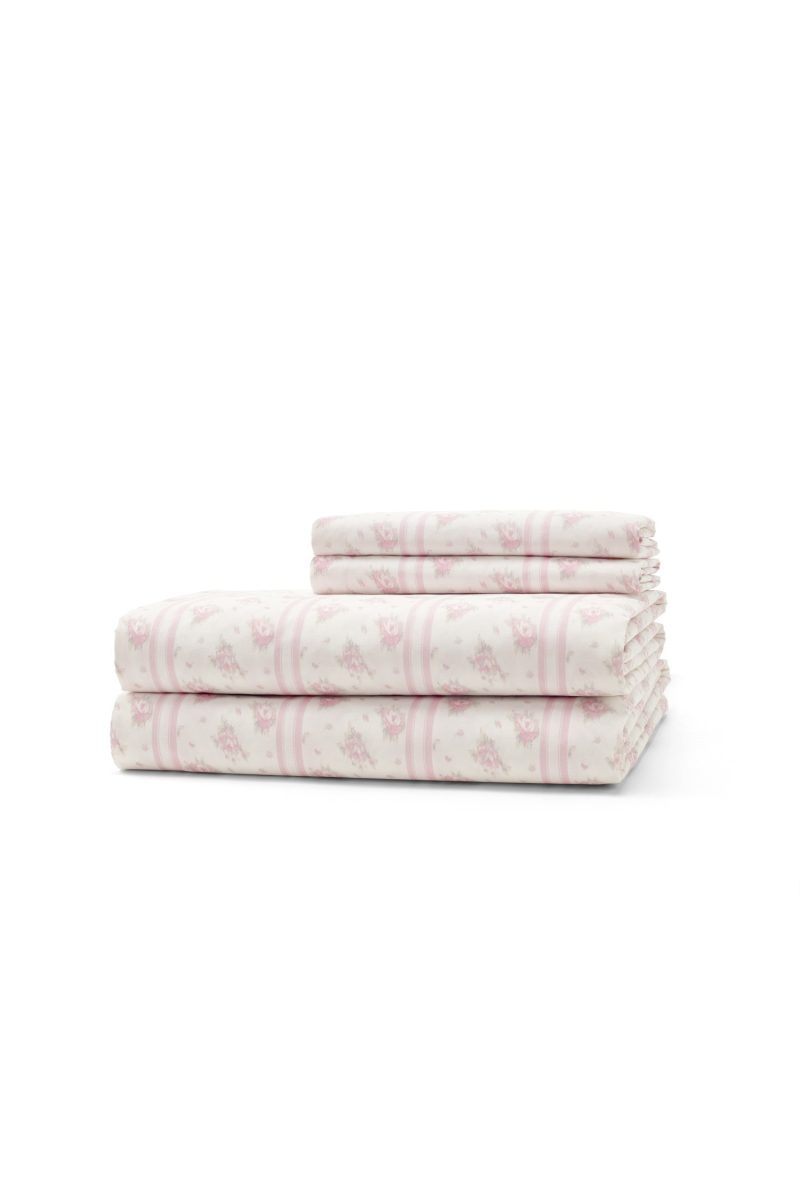 Introducing our lightweight and airy sheets in a beautiful floral pink design. Crafted from 100% cotton, these sheets offer the perfect combination of comfort and breathability.