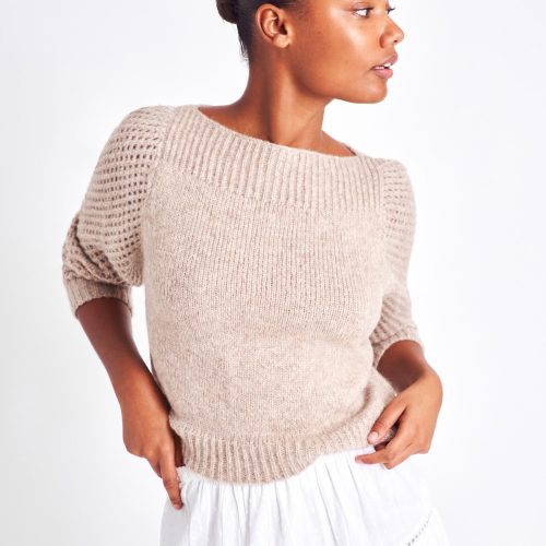 The Rosie oatmeal pullover is made from baby alpaca while being extremely light and full with a chunky look. It has a straight rib neckline and a straight body with rib finishing. It is an open knit weave with a puffy shoulder that slims out at the bottom. 